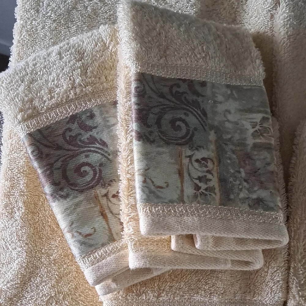 Croscill Cream and Patterned Bath Towel 1 Set.